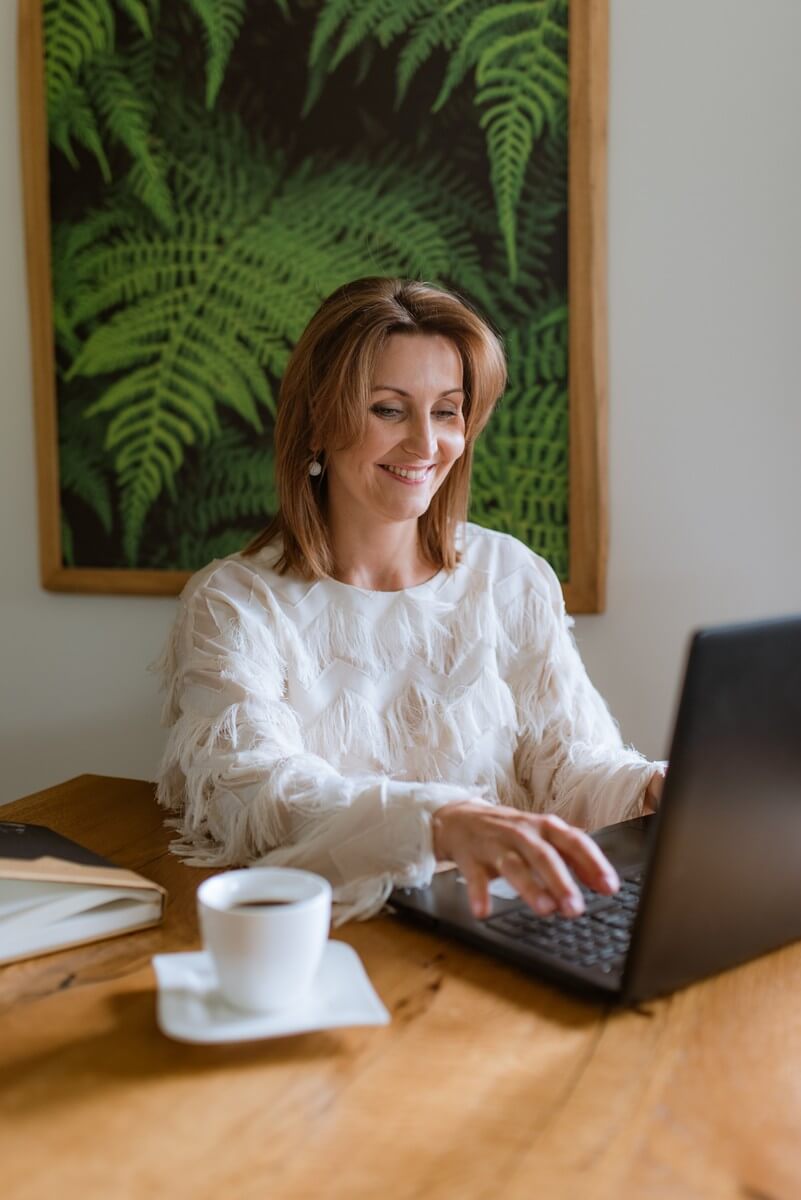 Agnieszka Pędzimąż - sesja fotograficzna przy laptopie