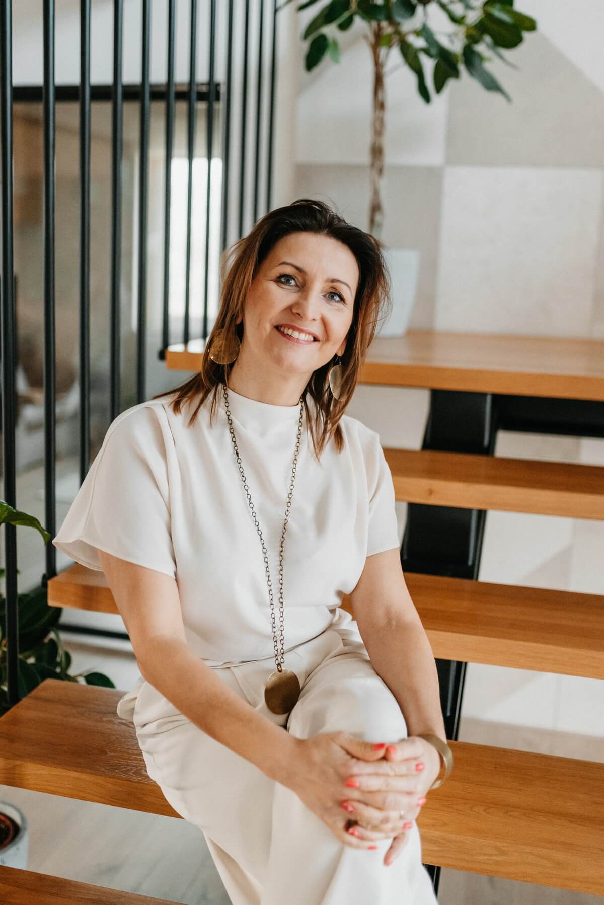 Agnieszka Pędzimąż patrzy przed siebie - sesja fotograficzna