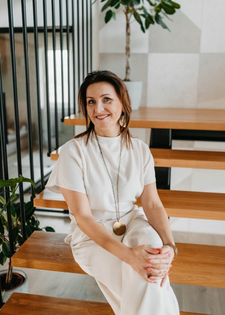 Agnieszka Pędzimąż patrzy przed siebie - sesja fotograficzna