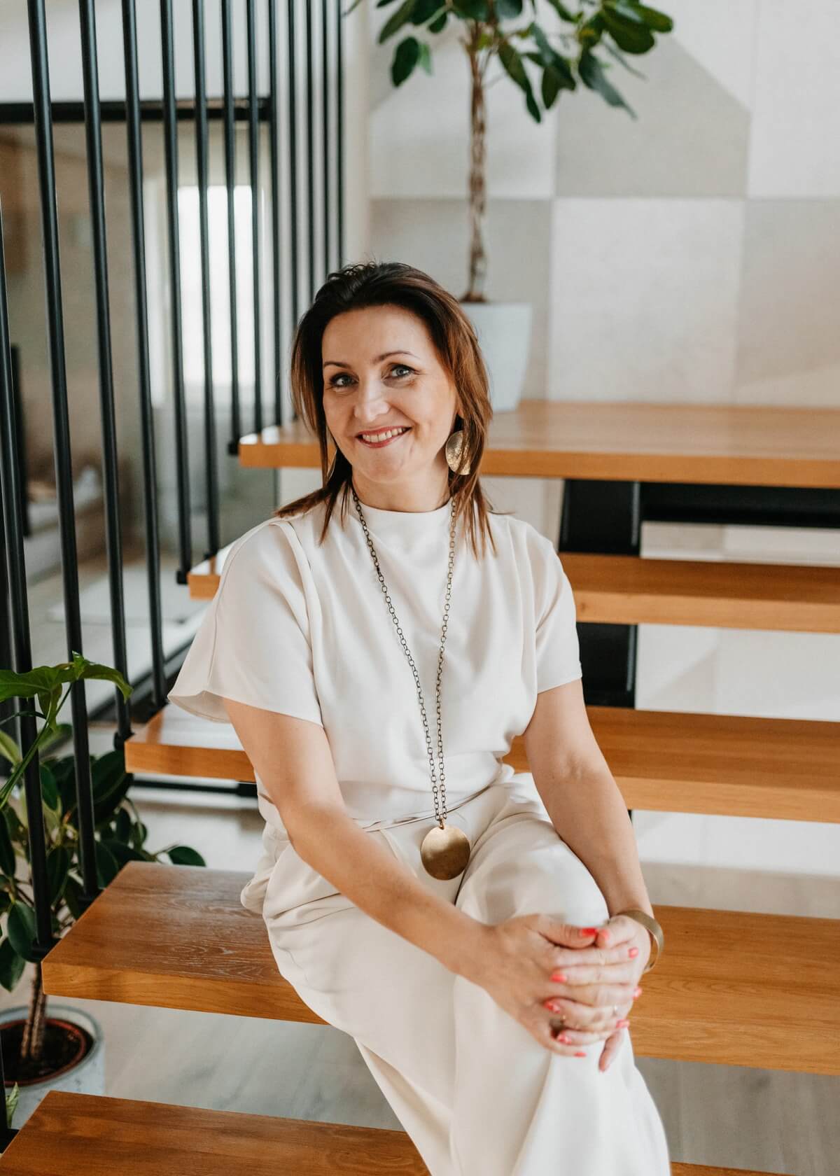 Agnieszka Pędzimąż patrzy przed siebie - sesja fotograficzna